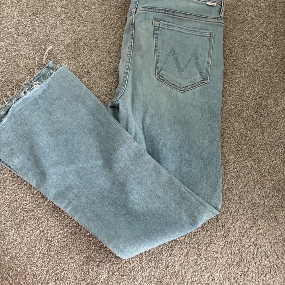MOTHER The Weekender Fray Jeans Size 32 Light Wash Flare Raw Hem - Picture 3 of 5